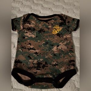 Digital Camo Short-Sleeve Baby Bodysuit in Green & Brown 068